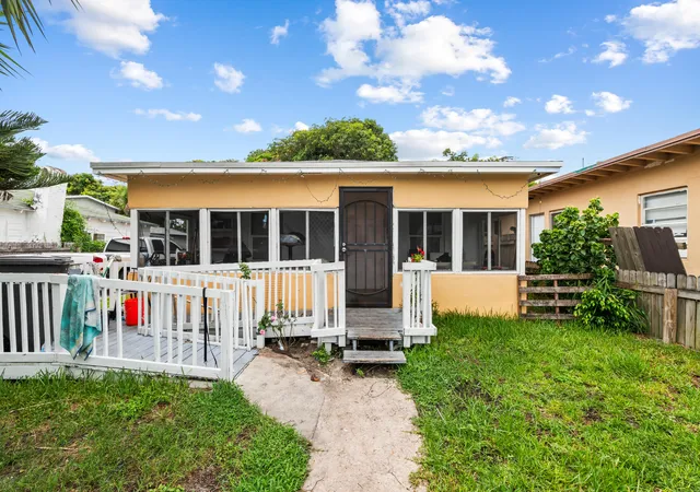 3rd image of 728 22Nd St, West Palm Beach, FL 33407 | MLS# B26054665