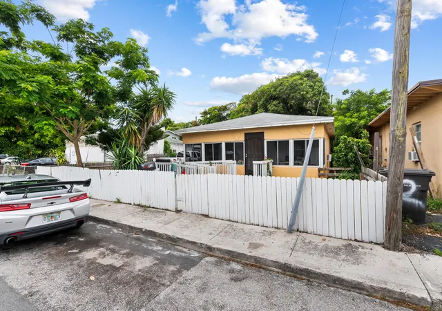 4th image of 728 22Nd St, West Palm Beach, FL 33407 | MLS# B26054665
