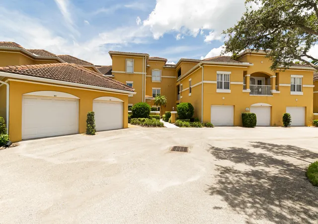 Homes for sale in Vero Beach, FL | 5015 Fairways Cir #305, Vero Beach, FL 32967 | MLS# B26054893