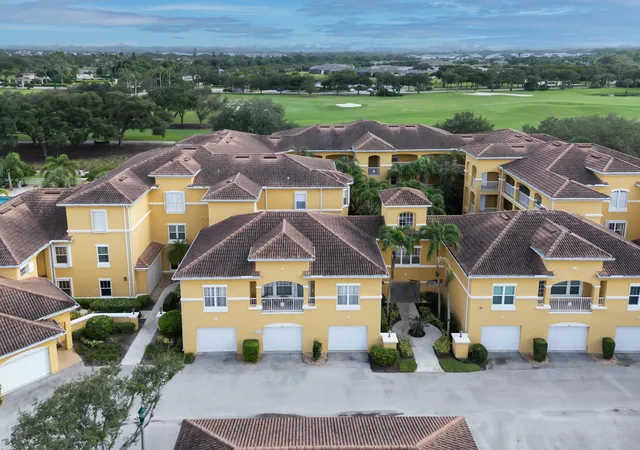 Homes for sale in Vero Beach, FL | 5015 Fairways Cir #305, Vero Beach, FL 32967 | MLS# B26054893