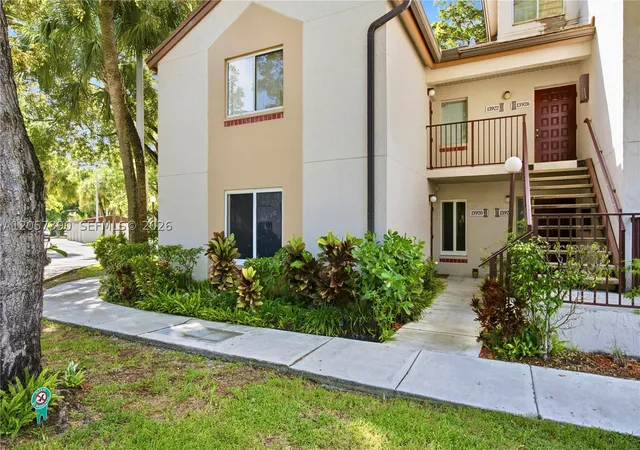 Listing Photo 4 - Condo for sale in building located at 13920 Sw 93Rd Ln, Miami, FL 33186 - Unit #13920