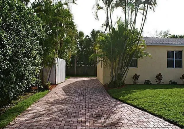 2nd image of 324 Bunker Ranch Rd, West Palm Beach, FL 33405 | MLS# B26054956