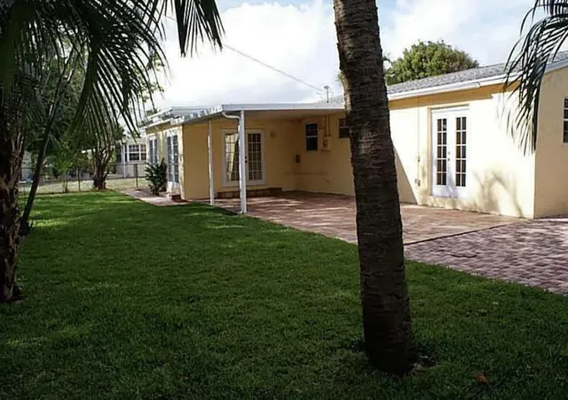 3rd image of 324 Bunker Ranch Rd, West Palm Beach, FL 33405 | MLS# B26054956