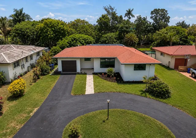 18th image of 127 Calle Largo Dr, Hollywood, FL 33021 | MLS# B26055019