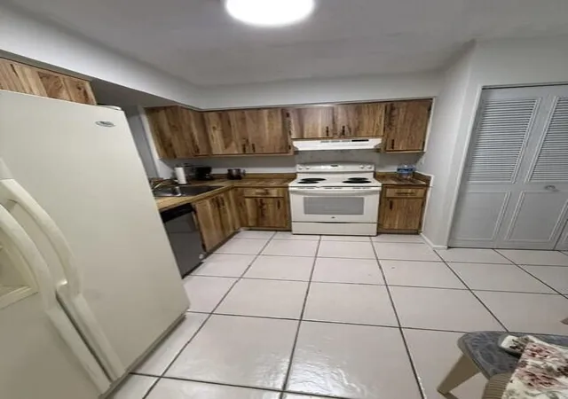 5th image of 7210 Lake Cir Dr, Margate, FL 33063