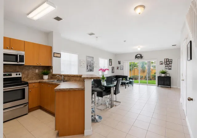 3rd image of 1702 Sw 81St Ter, North Lauderdale, FL 33068 | MLS# B26055078
