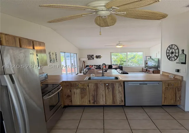 3rd image of 360 B N Lakewood Cir E, Margate, FL 33063 | MLS# A12057956
