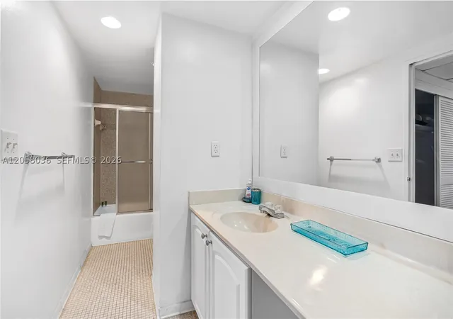 16th image of 4001 S Ocean Dr #16E, Hollywood, FL 33019 | MLS# A12058036