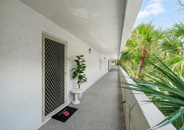 2nd image of 800 Jeffery St #307, Boca Raton, FL 33487 | MLS# B26055261