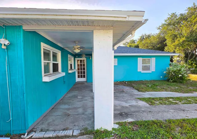 Homes for sale in Vero Beach, FL | 34 Sw Highland Dr Sw, Vero Beach, FL 32962 | MLS# B26055283