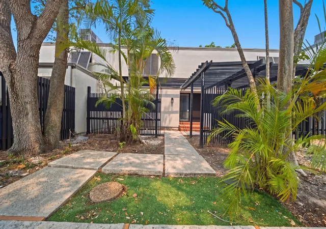 2nd image of 1391 E Golfview Dr #1391, Pembroke Pines, FL 33026 | MLS# B26055319