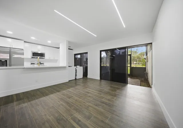 4th image of 1391 E Golfview Dr #1391, Pembroke Pines, FL 33026 | MLS# B26055319