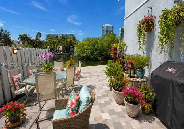 4th image of 329 Poinciana Dr #909, Sunny Isles Beach, FL 33160 | MLS# A12057351