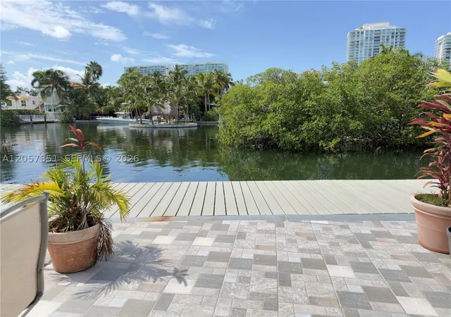 5th image of 329 Poinciana Dr #909, Sunny Isles Beach, FL 33160 | MLS# A12057351