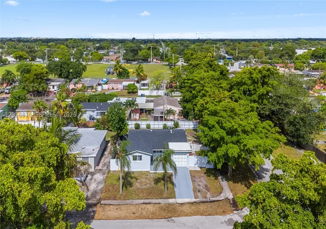 3rd image of 840 N 70Th Way, Hollywood, FL 33024 | MLS# A12058816