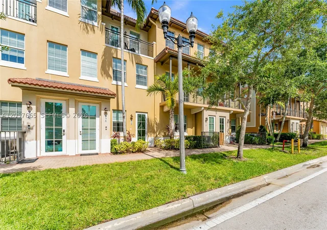 2nd image of 950 Sw 147th Ave #2611, Pembroke Pines, FL 33027 | MLS# A12057665