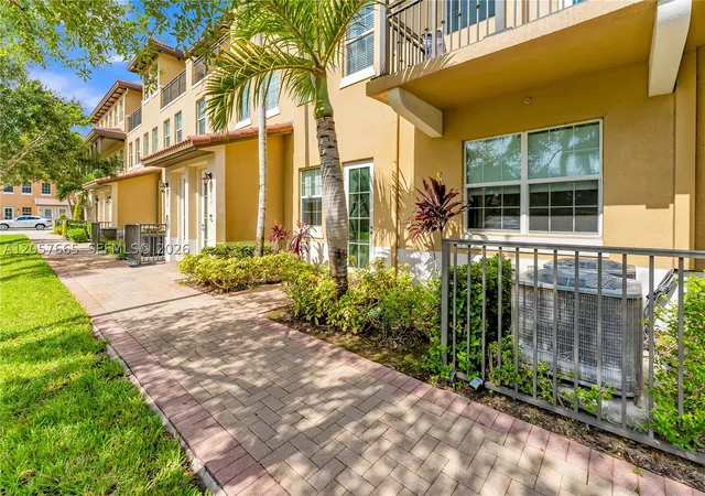4th image of 950 Sw 147Th Ave, Pembroke Pines, FL 33027
