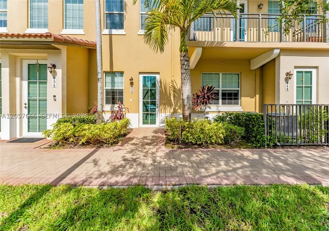 5th image of 950 Sw 147Th Ave, Pembroke Pines, FL 33027