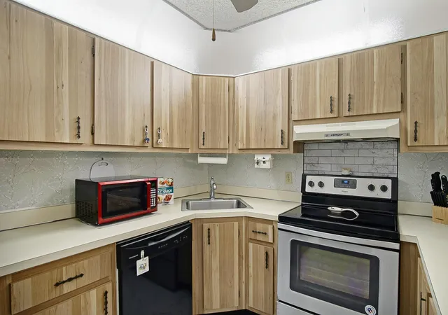 5th image of 5930 Whispering Pine Wy #C-2, Greenacres, FL 33463 | MLS# B26055960