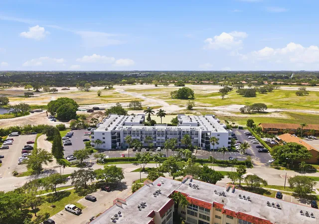 2nd image of 3000 E Sunrise Lakes Dr E, Sunrise, FL 33322
