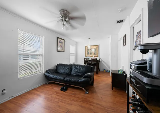 4th image of 947 43Rd St, West Palm Beach, FL 33407 | MLS# B26056028