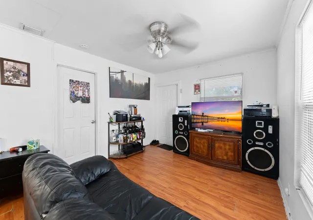 5th image of 947 43Rd St, West Palm Beach, FL 33407 | MLS# B26056028