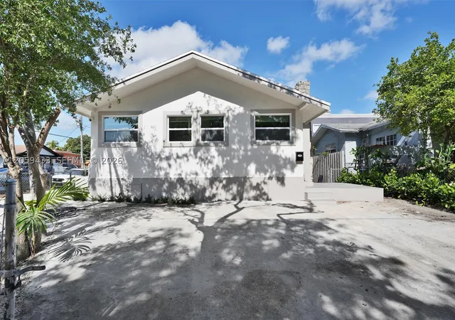 244 SW 14th Ave