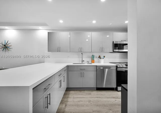 3rd image of 400 Se 10Th Street #303, Deerfield Beach, FL 33441 | MLS# A12059499