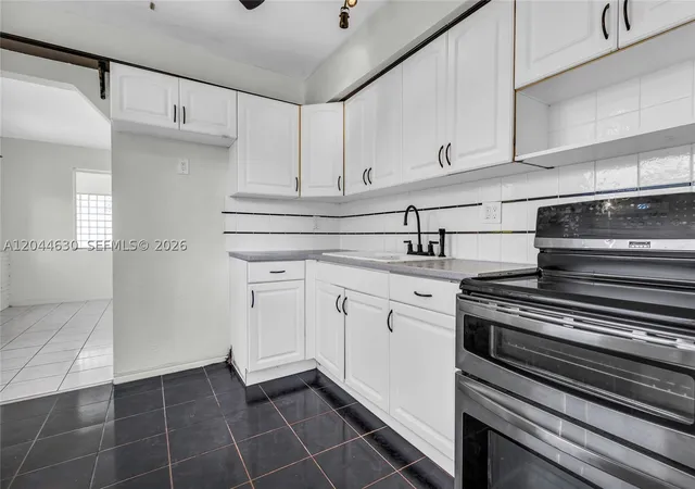 Photo 2 of Single family home for sale at 842 S 28Th Ave, Hollywood, FL 33020 | MLS# A12044630 | Listing updated on 2026-08-26