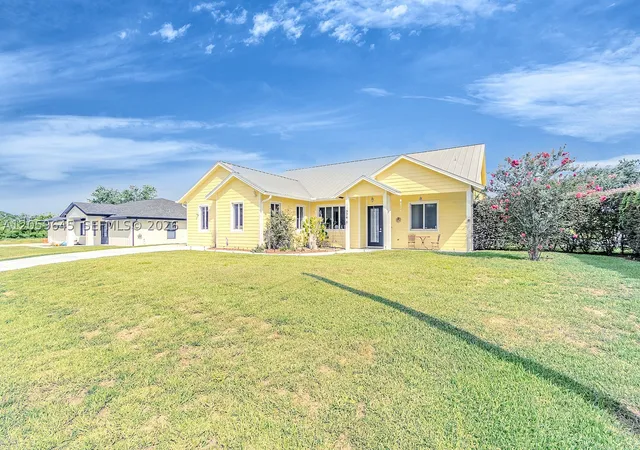 3rd image of 374 Parker St Ne, Lake Placid, FL 33852 | MLS# A12059645
