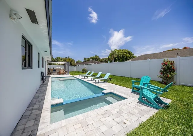 2nd image of 526 Linnet Cir, Delray Beach, FL 33444 | MLS# B26056508