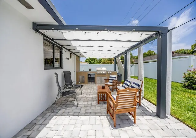 3rd image of 526 Linnet Cir, Delray Beach, FL 33444 | MLS# B26056508