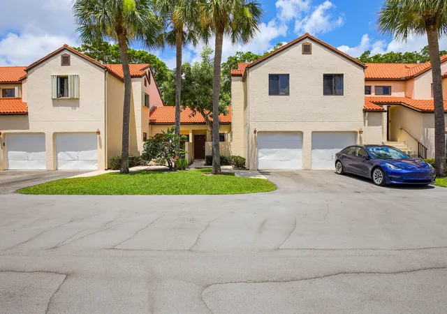 Homes for sale in Boynton Beach, FL | 14 Vía De Casas Sur #103, Boynton Beach, FL 33426 | MLS# B26056526