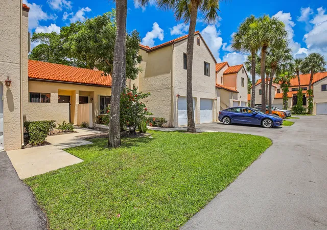Homes for sale in Boynton Beach, FL | 14 Vía De Casas Sur #103, Boynton Beach, FL 33426 | MLS# B26056526