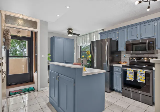 4th image of 6048 Coral Lake Dr, Margate, FL 33063