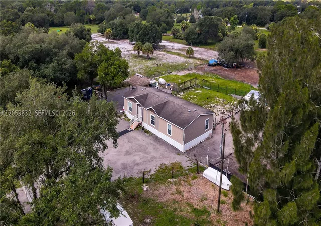 2nd image of 130 S Nogal St, Clewiston, FL 33440 | MLS# A12059832