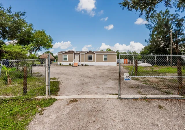 3rd image of 130 S Nogal St, Clewiston, FL 33440 | MLS# A12059832