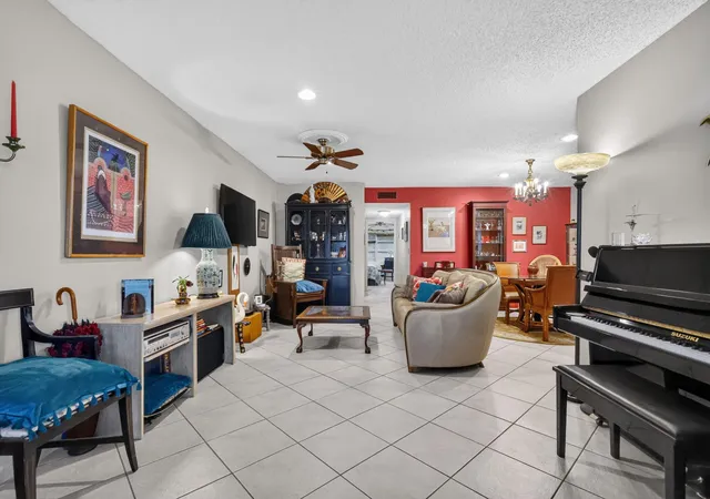 3rd image of 5073 Lakefront Blvd #B, Delray Beach, FL 33484 | MLS# B26056744