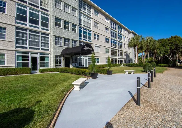 Homes for sale in Vero Beach, FL | 2333 Indian River Blvd, Vero Beach, FL 32960 | MLS# B26056749