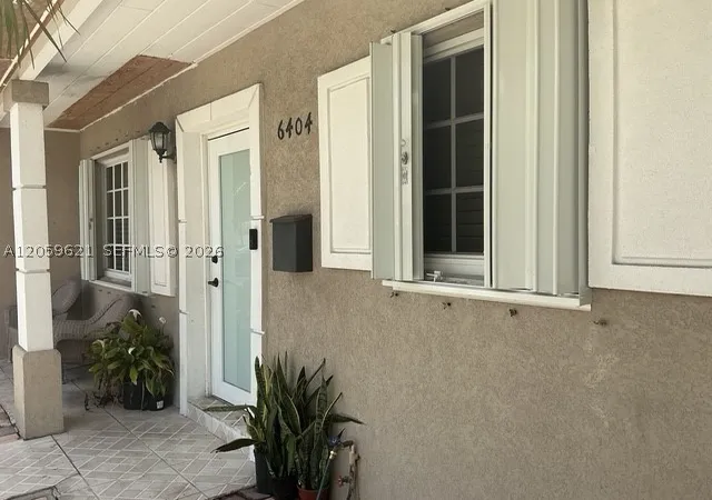 3rd image of 6404 Grant Ct, Hollywood, FL 33024 | MLS# A12059621