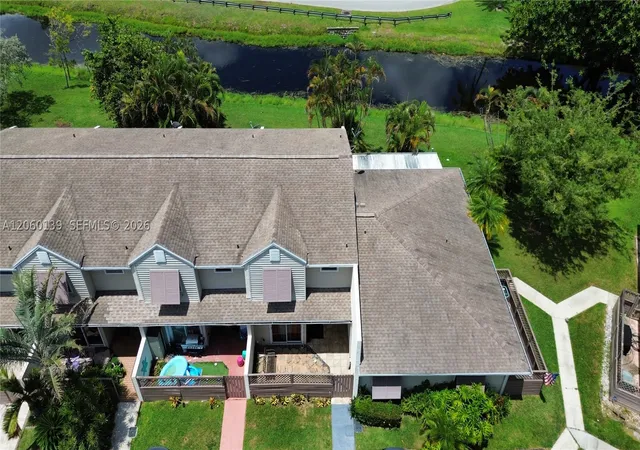 Photo 3 of Townhouse for sale at 309 W Hemingway Cir, Margate, FL 33063 | MLS# A12060139 | Listing updated on 2026-10-09