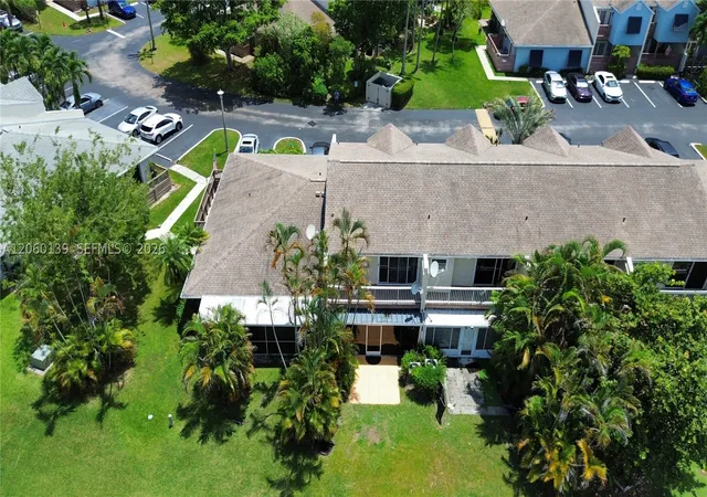 Photo 4 of Townhouse for sale at 309 W Hemingway Cir, Margate, FL 33063 | MLS# A12060139 | Listing updated on 2026-10-09