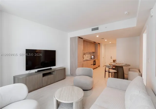 3rd image of 77 Se 5Th St #1910, Miami, FL 33131 | MLS# A12059915