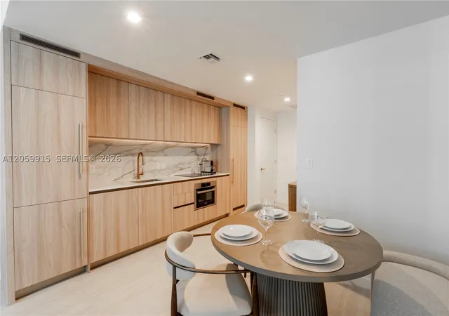 4th image of 77 Se 5Th St #1910, Miami, FL 33131 | MLS# A12059915