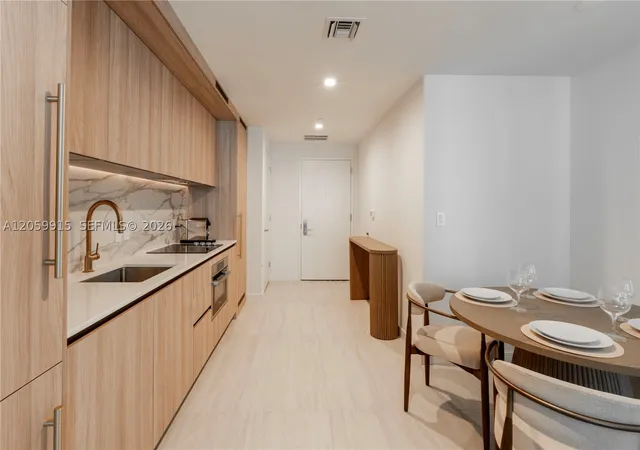 5th image of 77 Se 5Th St #1910, Miami, FL 33131 | MLS# A12059915