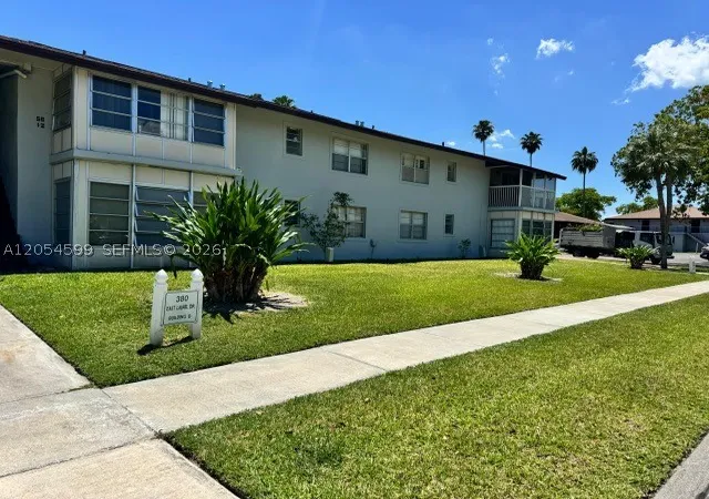 Listing Photo 2 - Condo for sale in building located at 380 E Laurel Dr, Margate, FL 33063 - Unit #4D
