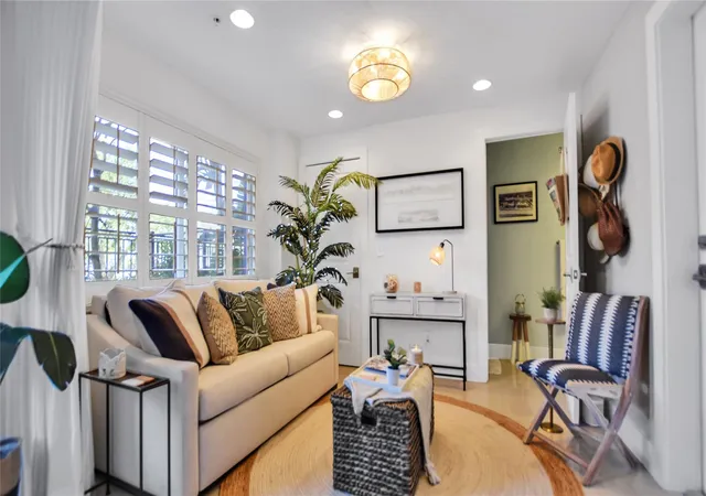 5th image of 816 Ne 7Th St, Fort Lauderdale, FL 33304 | MLS# B26057065