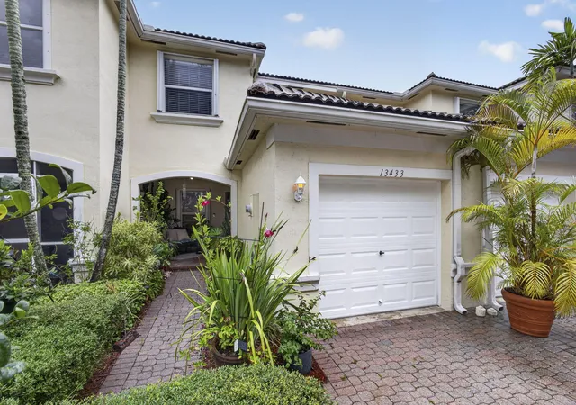 1st image of 13433 Georgian Ct, Wellington, FL 33414 | MLS# B26057161