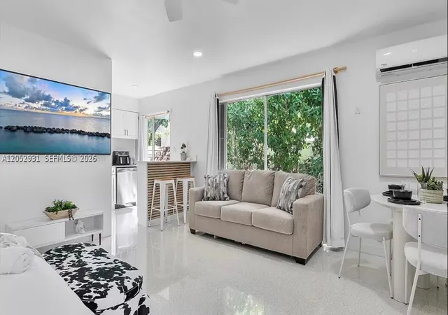 Photo 4 of House for sale at 333 Palm St, Hollywood, FL 33019 | MLS# A12052931 | Listing updated on 2026-10-05