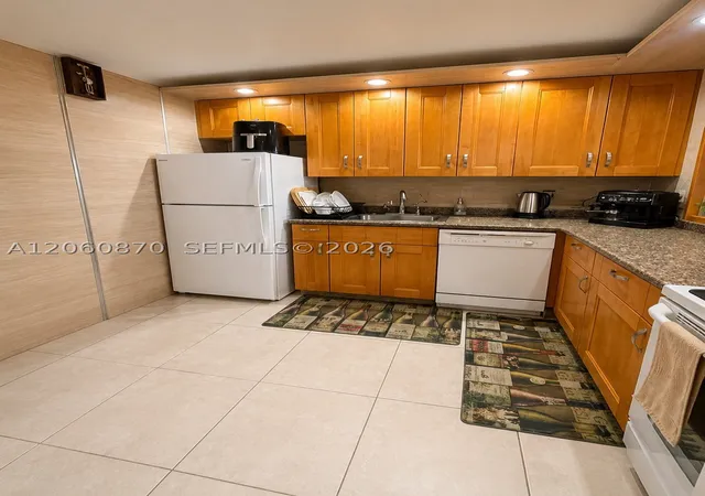Photo 3 of Condo for sale at 1000 Parkview Dr #505, Hallandale Beach, FL 33009 | MLS# A12060870 | Listing updated on 2026-09-29